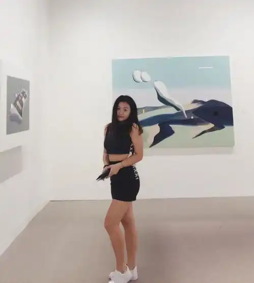 邱淑贞大女儿参加时尚活动,20岁长相韵味十足,神似母亲年轻时
