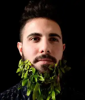 美男性胡须插花演绎另类波西米亚风
