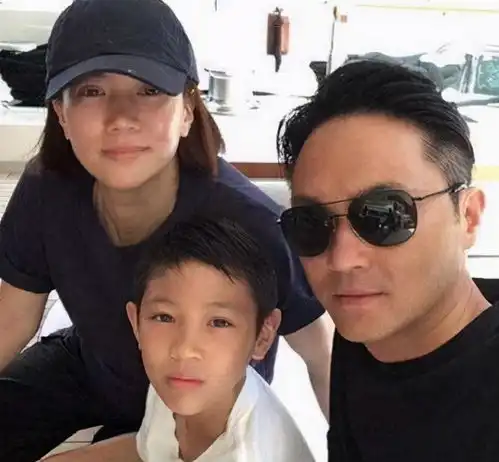 有种遗传叫袁咏仪张智霖儿子,遗传父母优点,一家三口其乐融融
