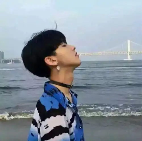 求这个韩国男网红的名字

