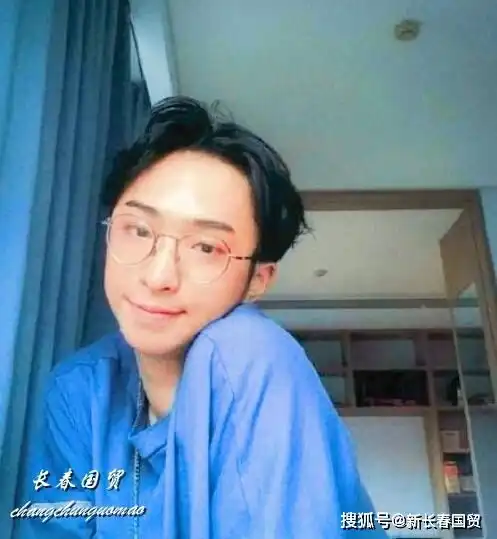 伊能静18岁儿子近照曝光,穿女装引发热议,无奈清空社交账号
