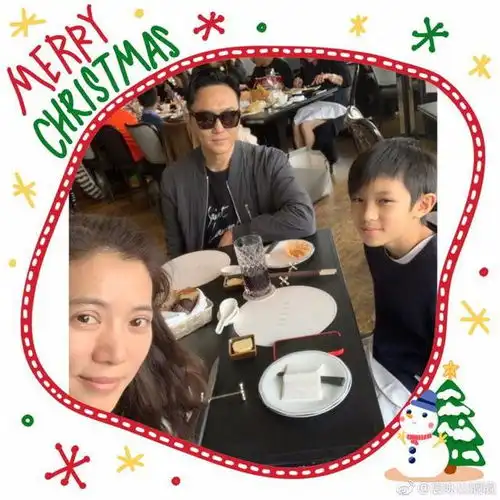 袁咏仪晒一家三口圣诞照,12岁魔童初现帅哥气质,完美遗传好基因

