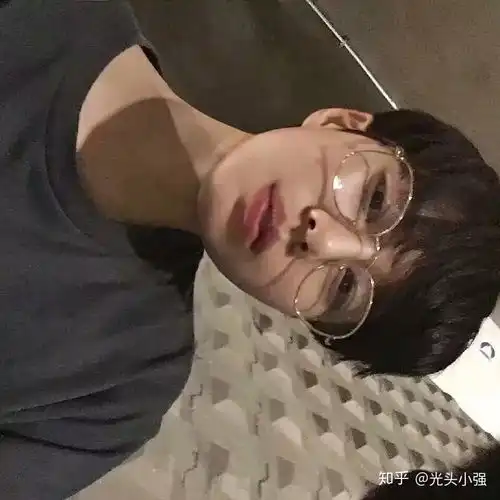 有没有金发戴眼镜高清图片男生的头像

