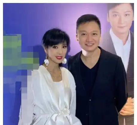 米雪和陶大宇同框庆生,男方搂女方肩太亲密,手捧鲜花互动不避嫌
