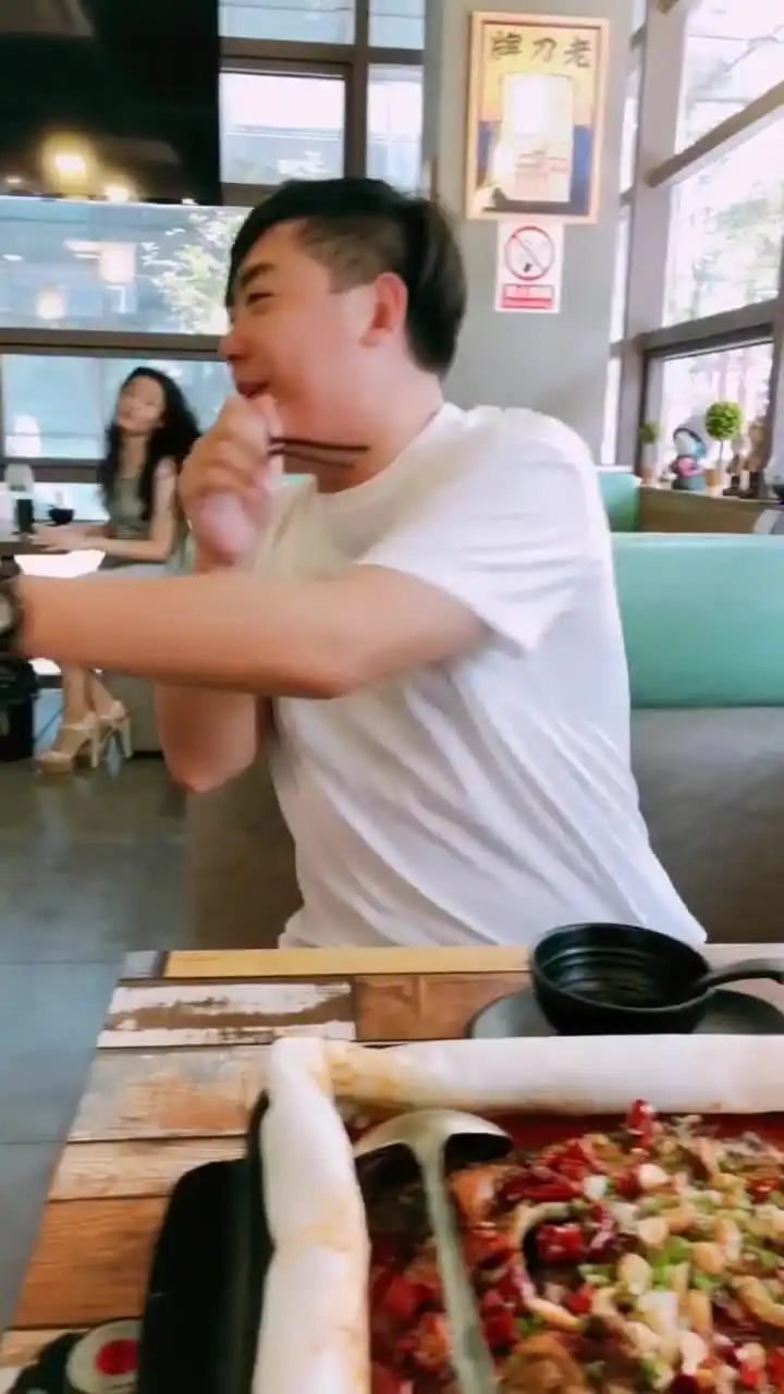 两个互相不认识的男生,仅仅因为一个美女就成为兄弟
