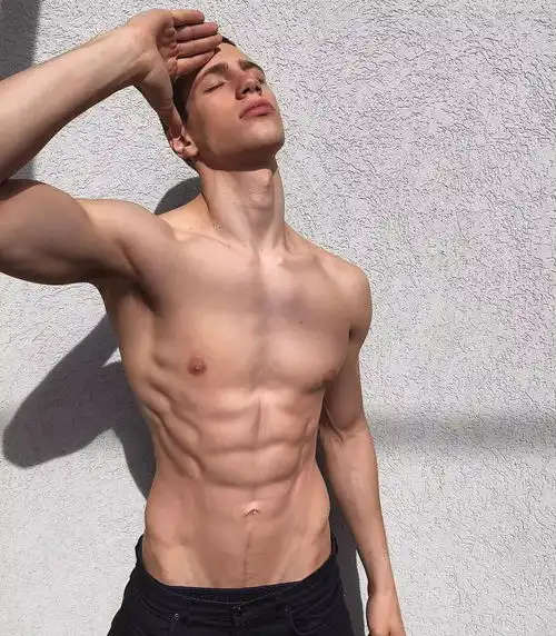 专拍gay杂志的网红男孩,瞬间化身highfashion男模
