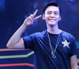 吴亦凡vs陈伟霆天蝎男抱娃实力悬殊但项链品味难分高下
