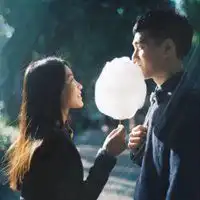 情侣头像真人两个人在一张照片里
