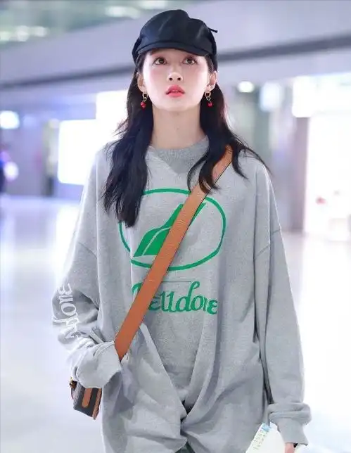 难怪关晓彤这么爱穿鹿晗衣服男友风超显娇小,谁还叫她关大壮
