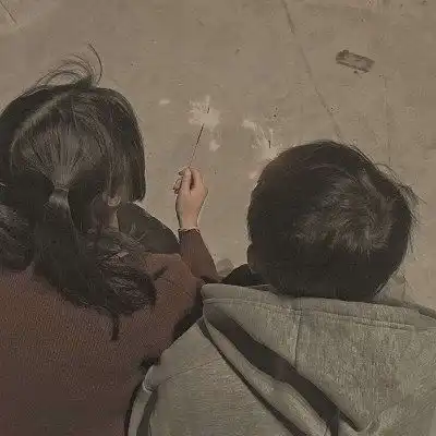 情侣头像丧到极致的文案我的坚强不多,只比苦难多一点
