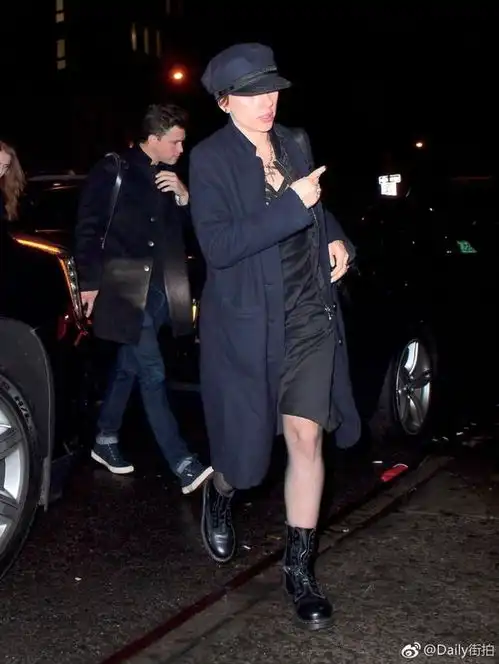 斯嘉丽约翰逊和男友在纽约夜出当街热吻超级甜蜜
