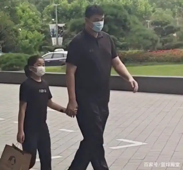 爆姚明带女儿逛街身高已有1.8米,穿着太低调,已陪数日展父爱

