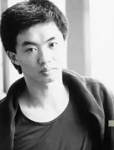 金星穿深v吊带装出席活动,网友真有男人味
