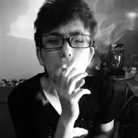 阳光刺破心脏的伤感黑白男生qq头像
