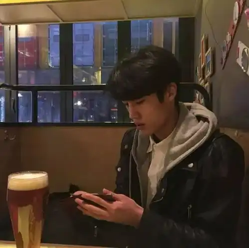 男生头像她只是看了你一眼,你却在心里演了场电影

