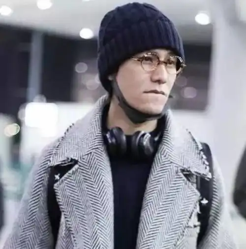 陈坤不愧是最帅男明星,一头齐耳短发现身米兰
