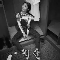 全身黑白女生头像,玩滑板的,玩手机,喝啤酒的
