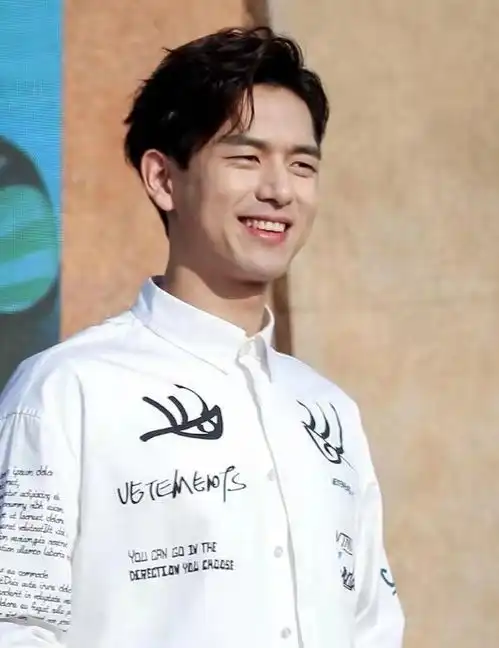 李现三亚出席活动,印花白衬衫搭配偏分发,帅回邻家男孩儿
