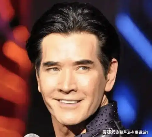 费翔是个不老的传说,这样盛世美颜的男人,竟然至今未婚,无子女
