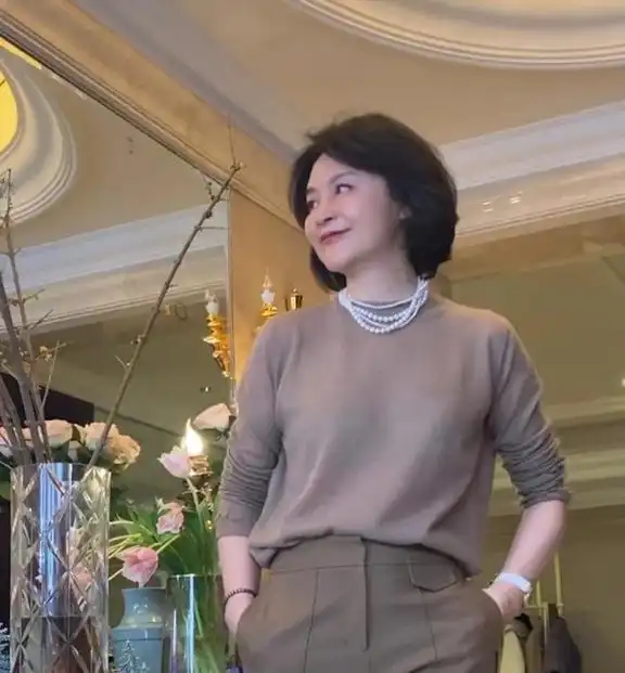 这些50妈妈辈的女士,气质也太卷了吧穿衣打扮比年轻人还时髦
