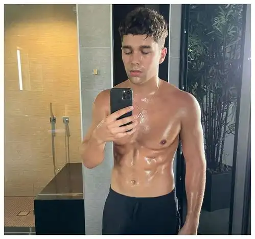 阳光体育生austinmahone的潮流魅力,网红偶像兼具
