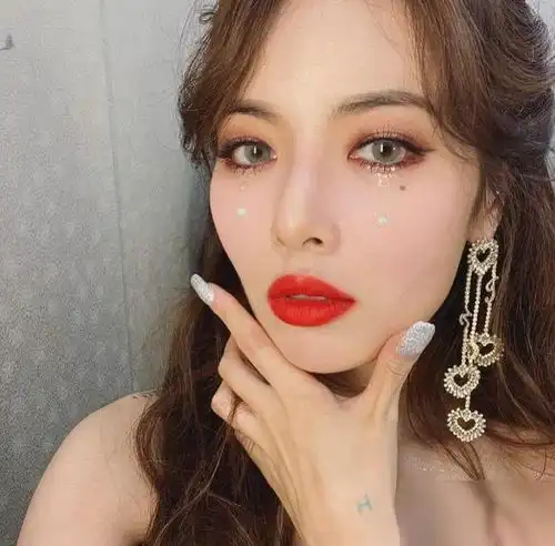 一人带出一种风格的泫雅,一直备受关注,穿老气的外套超时髦感
