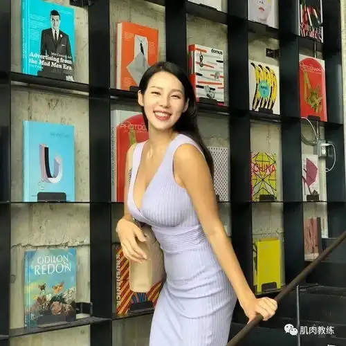 最美警花凭借妖精身材爆红,撩走小12岁鲜肉男友,网友好想被她抓走
