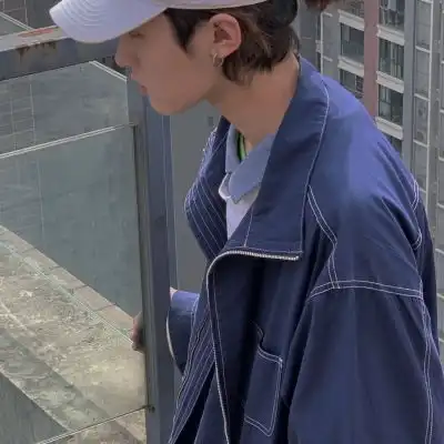 微丧但不失霸气的男生真人头像周围太喧嚣所以孤寂成了浪漫
