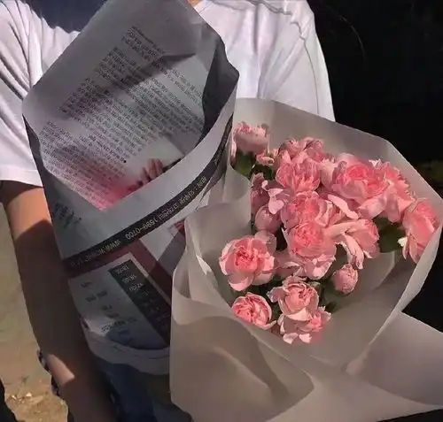 愿你的男孩手捧鲜花迎接你

