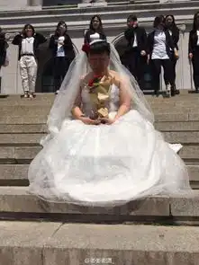 34个穿西装的她和1个穿婚纱的他这毕业照火了
