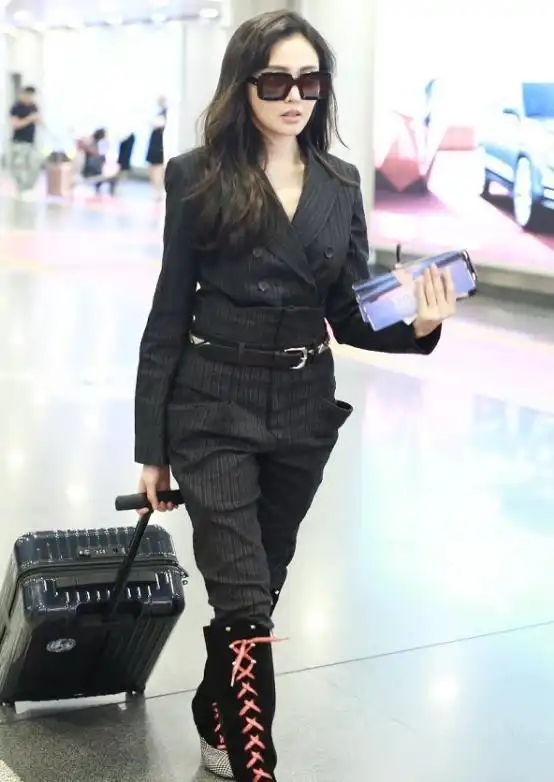 张天爱气势挺强,穿身西服套装出门,版型宽松真有男友感
