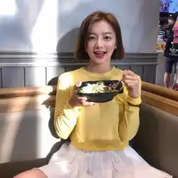 小麦肤色女生的轻熟随性style
