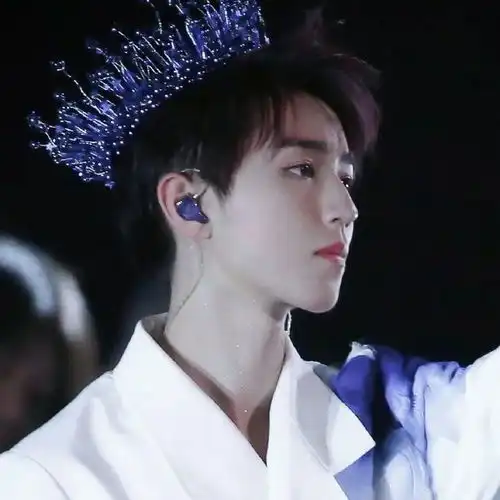 爱豆套图王俊凯头像封面背景图一套
