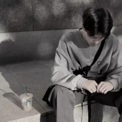 伤感男生头像孤独,生活中总会遇到伤心事
