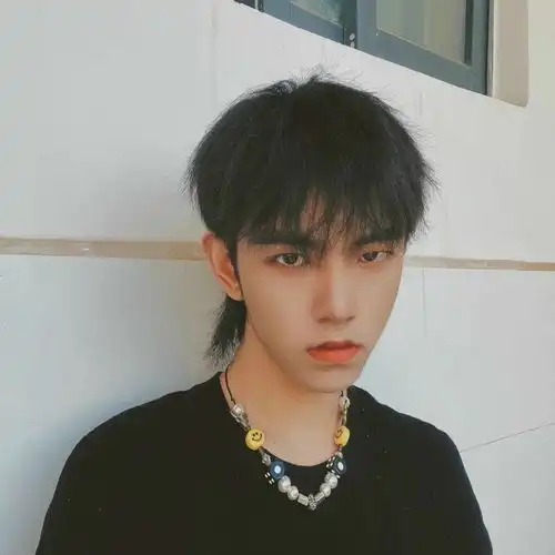 自然随性又显帅的男生发型
