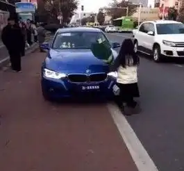 宝马车主被求婚,女子当街就跪下了,路人看后都傻眼了
