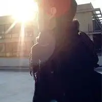 跪求一个男生阳光下侧面的qq头像那种黄昏黄的颜色
