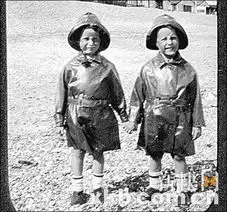 英国孪生兄弟75年形影不离互相做替身
