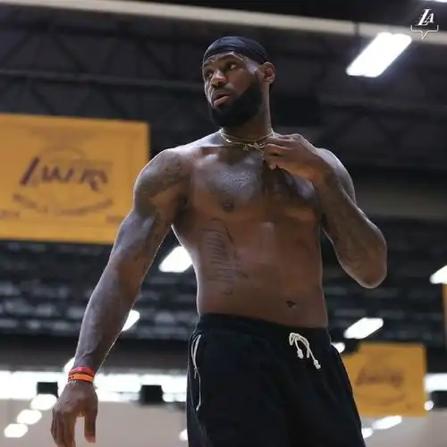 詹姆斯有多恐怖36岁已是联盟第5老将,其余4人早成角色球员
