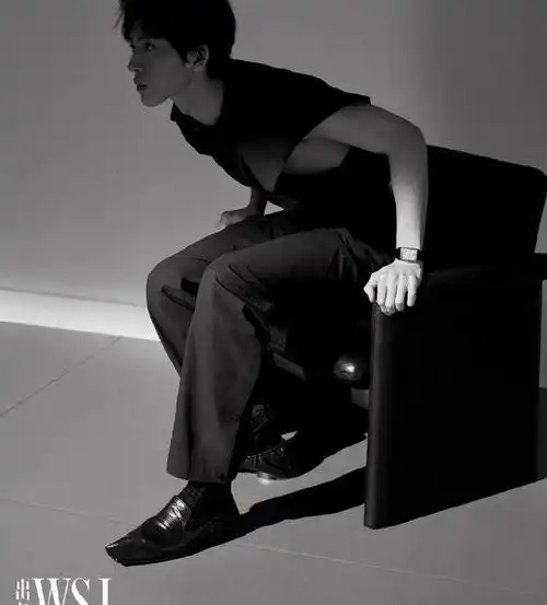 井柏然随性抓拍成封面,黑白风格简约范,是你心中的男神吗

