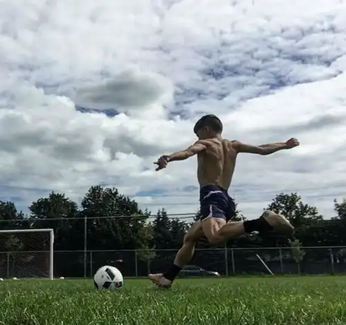 15岁健身少年拥有超低体脂,痴迷大重量,网友这孩子废了
