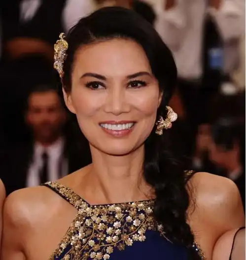 曾是全球阔太榜首,后牵手21岁小鲜肉,52岁的她如今被吐槽像蜡像
