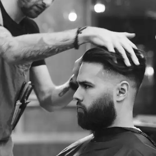 这个硬汉做了一款洗面奶,全是男人味,没想到掀起了横扫全球的风潮
