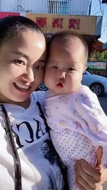 这男人一大早要逛我们白云街家里空气杠杠滴
