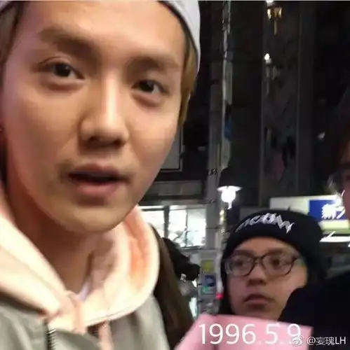 很丑吗网友偶遇鹿晗素颜,黑眼圈眼袋好重眉毛也没了
