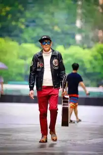 阿里保洁大爷火了,从倒垃圾,摇身一变成型男
