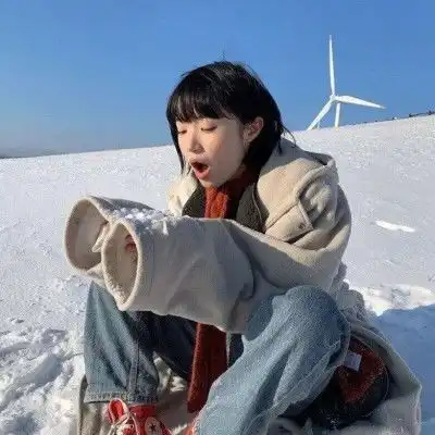 网易云热评在教室后面悄悄舔酸奶盖,被男神看见,以为很丢脸他却说
