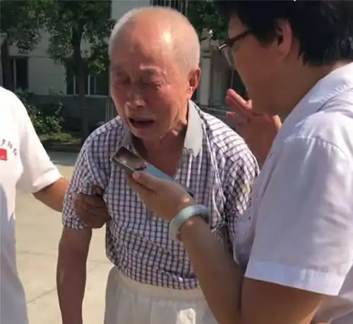 75岁大爷被送进养老院,含泪哭诉老了才懂,生男生女真不一样
