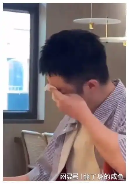 一男子去相亲,饭桌上被辣哭,女子闺蜜笑出鹅叫声
