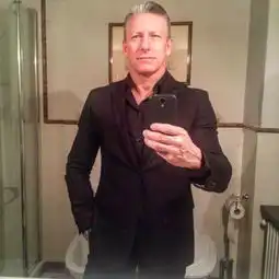 这个大叔有点酷50岁体型也可以像雕塑
